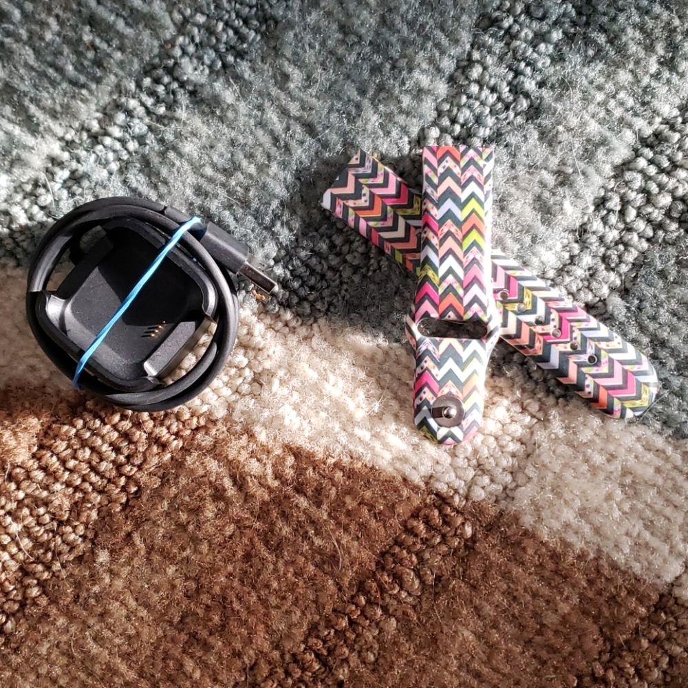 Fitbit Versa charger and small watch band